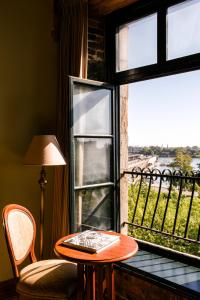 蒙特利尔Auberge du Vieux Port by Gray Collection的窗前的桌子和椅子