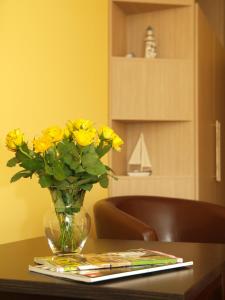 塞巴特阿尔贝克斯特兰得胡斯公寓式酒店的坐在桌子上的黄色花瓶
