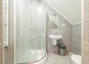 波拉齐克Willa Nova的带淋浴和盥洗盆的浴室
