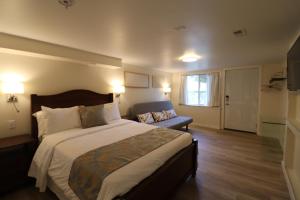 维多利亚Victoria Gorge Waterway Vacation Home的一间卧室配有一张大床和一张沙发