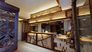 北竿芹壁休闲渡假村的厨房配有木制橱柜和台面