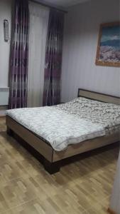 KonotopShangHai Hotel的卧室配有一张床