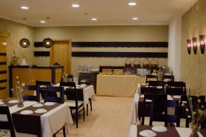 蒙蒂戈杜派瓦酒店的餐厅内带桌椅的用餐室