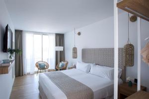 May Altafulla Beach Boutique Hotel客房内的一张或多张床位