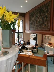 纽伦堡科里斯特尔酒店的一群坐在餐厅桌子上的人