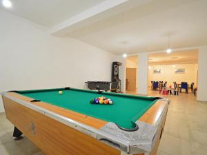 索利纳Apartment Tea-4 by Interhome的客厅设有台球桌,客厅设有游泳池