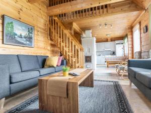 KukkolaHoliday Home Lehtola by Interhome的客厅配有沙发和桌子
