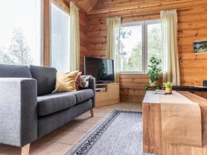 KukkolaHoliday Home Lehtola by Interhome的带沙发和电视的客厅