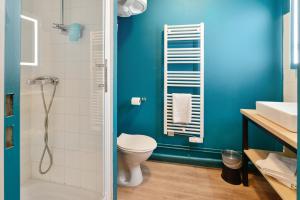 布鲁瓦Appart'City Classic Blois的蓝色的浴室设有卫生间和淋浴。