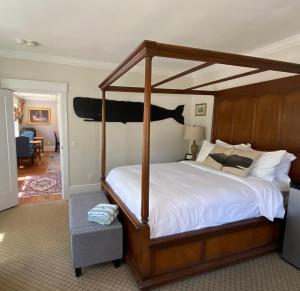 普罗温斯敦The Clarendon House的一间卧室配有一张带木篷的床