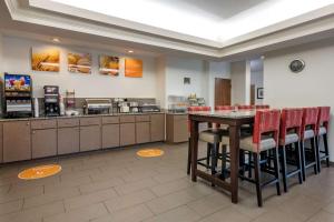 德兰Comfort Inn & Suites DeLand - near University的一间设有桌椅的快餐店