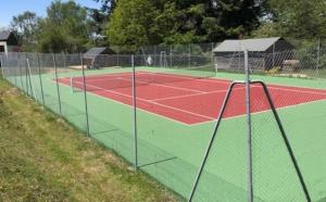 梅马克Glynns at Club Correze的网球场,带网