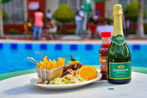 卢萨卡山谷异国情调酒店的一瓶香槟和一盘薯条的食品
