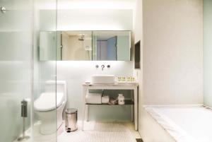 台北喜瑞饭店的一间带水槽、卫生间和镜子的浴室