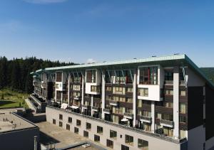 波亚纳布拉索夫Apartament lux Poiana Brasov B23的公寓大楼的顶部设有绿色屋顶