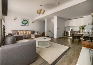 波亚纳布拉索夫Apartament lux Poiana Brasov B23的客厅配有沙发和桌子