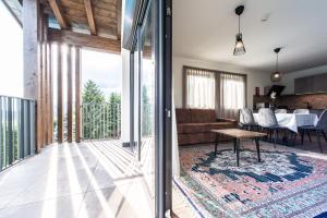 法尔泽斯Chalet Kristall - Dolomites Garden Chalet的客厅配有沙发和桌子
