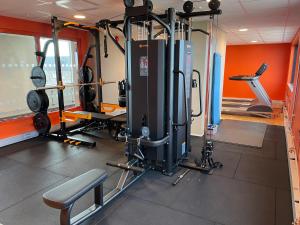隆德Motel L Lund的健身房设有数台跑步机和机器