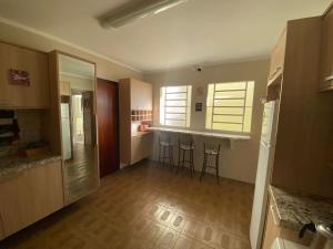 Casa do Rogerio Hostel - Unidade Shopping的厨房或小厨房