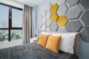 卢布林EASY RENT Apartments - SKY的一间卧室配有一张六角形墙床