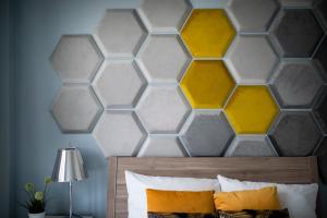 卢布林EASY RENT Apartments - SKY的一间卧室设有六角形的床头板,上面有黄色和灰色