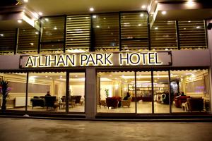 巴特曼Atlıhanpark Hotel的夜间进入阿里利亚公园酒店