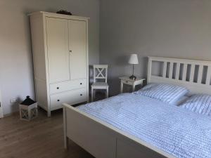 巴特埃尔斯特Apartment Am Gondelteich的一间卧室配有床和白色橱柜