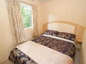 莫伊尔弗雷Vista的一间小卧室,配有床和窗户