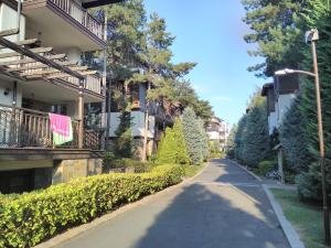 索佐波尔Private holiday flat by seaside - Santa Marina- Sozopol的公寓大楼前的街道