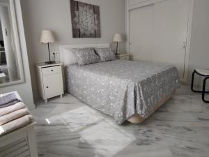 塞维利亚Santa Justa Sevilla Nervion Buhaira Centro的一间白色卧室,配有床和2个床头柜