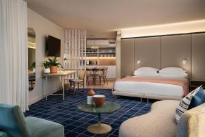 开普敦Home Suite Hotels Sea Point的酒店客房设有床和客厅。