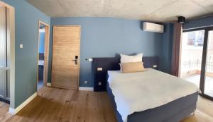 柏林Art Apartments的一间卧室设有一张床和蓝色的墙壁