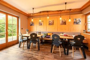 巴特欣德朗Desiree`s Dahuim的用餐室配有大型木桌和椅子