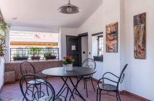 罗马Torripa Group - Trastevere的一间带桌椅的用餐室