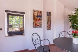 罗马Torripa Group - Trastevere的一间带桌椅和窗户的用餐室