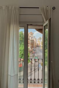 塞维利亚多尼亚布兰卡酒店的享有城市街道景致的窗户。