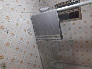 圣安娜-利弗拉门图Sobrado Livramento Rivera Diaria的浴室设有挂在浴帘上的毛巾