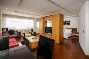 波哥大旅行者奥博里斯科公寓的酒店客房设有床和客厅。