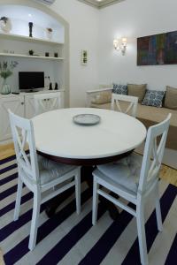 埃尔瓦斯Casa do Povo的客厅配有白色的桌椅