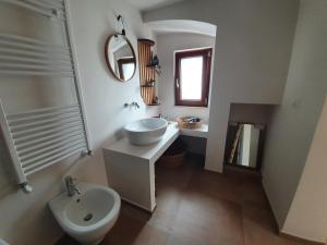 阿尔贝罗贝洛Mamapulia Home的一间带水槽、卫生间和镜子的浴室