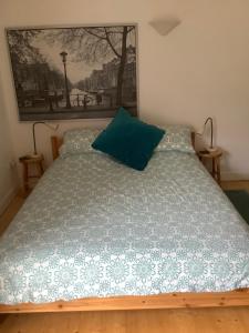 蒙默思Primrose Villa self catering bnb的卧室内的一张蓝色棉被