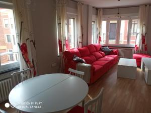 索里亚EL RAMILLETE的客厅配有红色的沙发和桌子