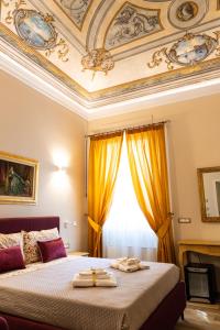 泰尔莫利Residenza Di Nucci的一间卧室设有一张带天花板的大床