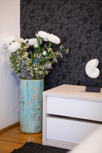 阿拉德La Conac的梳妆台旁装满鲜花的花瓶