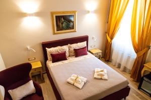 泰尔莫利Residenza Di Nucci的一间卧室配有一张床,上面有两条毛巾