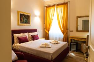 泰尔莫利Residenza Di Nucci的一间卧室配有一张床,上面放着两个托盘