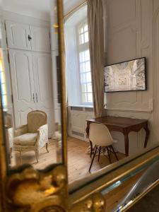 隆勒索涅L'APPARTEMENT by Merveilles de Marie的镜子反射着带桌椅的房间