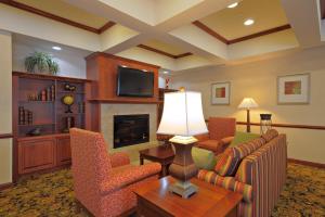 华盛顿华盛顿江山旅馆及套房的客厅配有沙发、椅子和壁炉