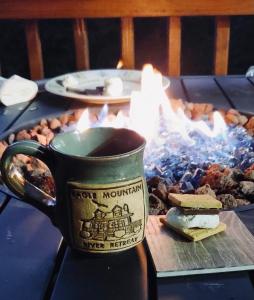 埃利杰Eagle Mountain River Retreat的坐在桌子上喝杯咖啡