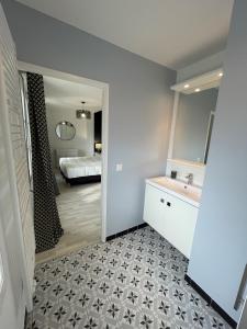 塞里斯superbe villa au pied de Disneyland et val d'Europe的一间带水槽的浴室和一间配有床铺的浴室